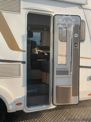 Ημιενσωματωμένο αυτοκινούμενο τροχόσπιτο EURAMOBIL PT 675 SB ein Raumwunder