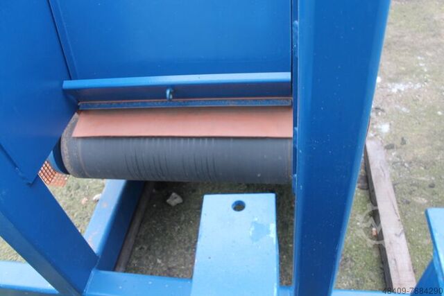 Adagoló tartály, adagolószalag és szállítószalag gereblye