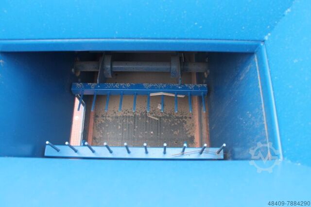 Adagoló tartály, adagolószalag és szállítószalag gereblye