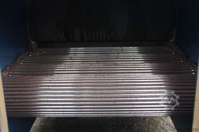 Adagoló tartály, adagolószalag és szállítószalag gereblye