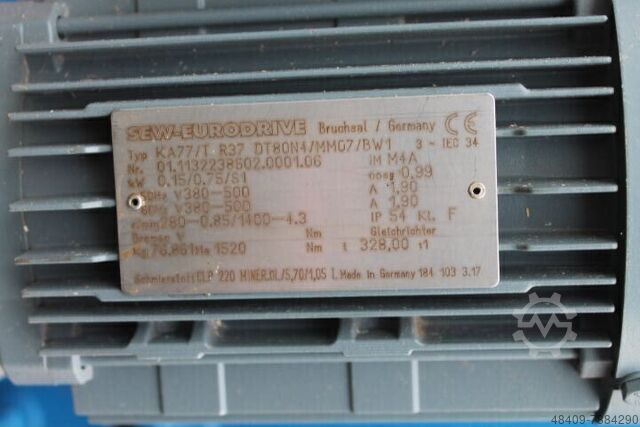 Adagoló tartály, adagolószalag és szállítószalag gereblye