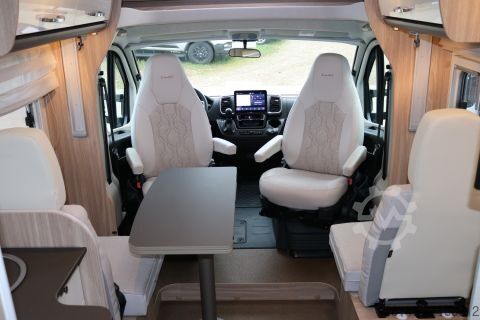 Polointegrovaný obytný vůz Bürstner Limited T 727 G