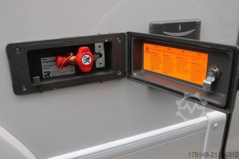 Polointegrovaný obytný vůz Bürstner Limited T 727 G