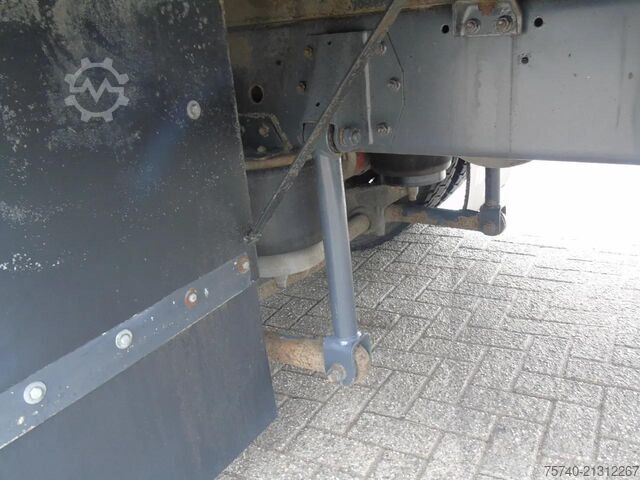Gesloten bak DAF CF 65.220 + LIFT