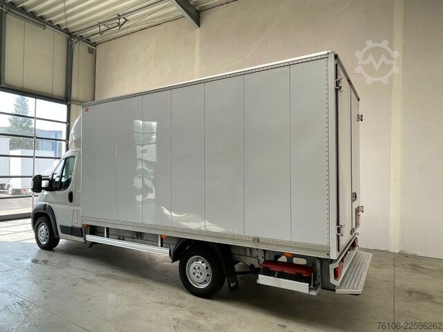 Vrachtwagen met bakwagen PEUGEOT Boxer Koffer mit grosse Türen *Klima*Navi*