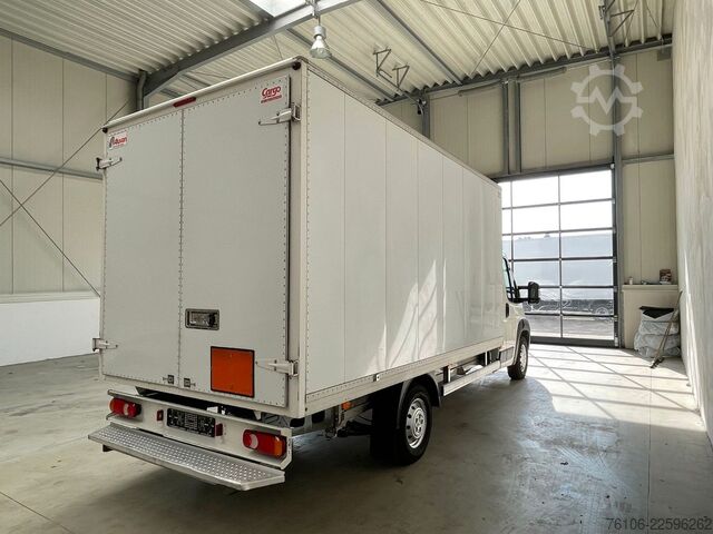 Vrachtwagen met bakwagen PEUGEOT Boxer Koffer mit grosse Türen *Klima*Navi*