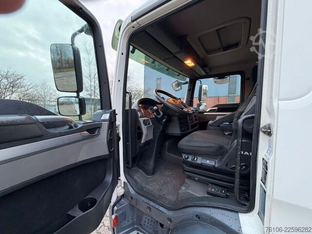 Vrachtwagen met bakwagen MAN TGL 8.190  Isolier Koffer mit Ladebordwand