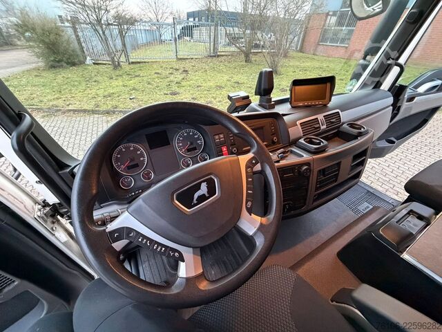 Vrachtwagen met bakwagen MAN TGL 8.190  Isolier Koffer mit Ladebordwand