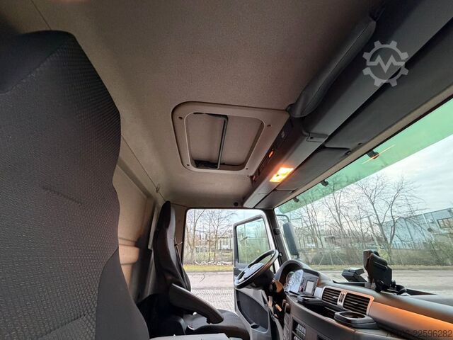 Vrachtwagen met bakwagen MAN TGL 8.190  Isolier Koffer mit Ladebordwand