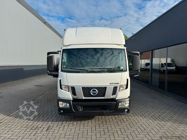 Vrachtwagen met bakwagen NISSAN NT500 56.15 Koffer mit LBW*Ahk*nur 34.800 km *