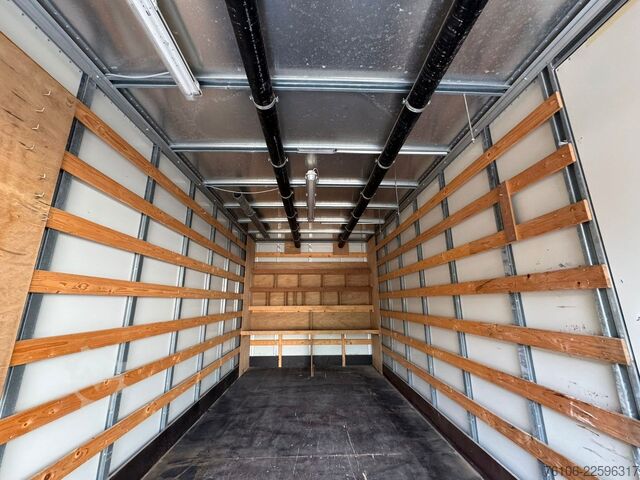 Vrachtwagen met bakwagen NISSAN NT500 56.15 Koffer mit LBW*Ahk*nur 34.800 km *