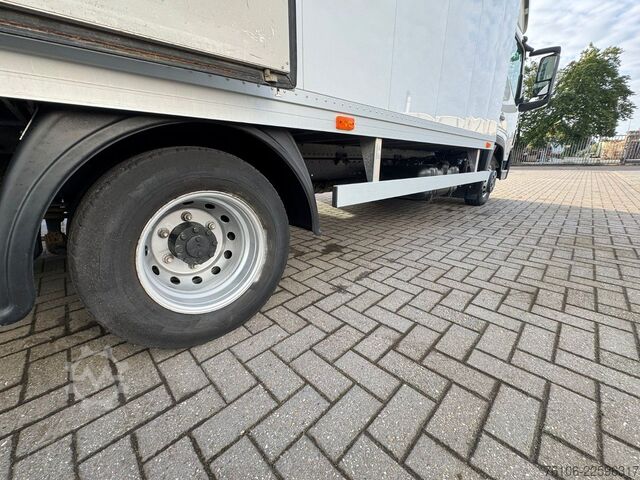 Vrachtwagen met bakwagen NISSAN NT500 56.15 Koffer mit LBW*Ahk*nur 34.800 km *