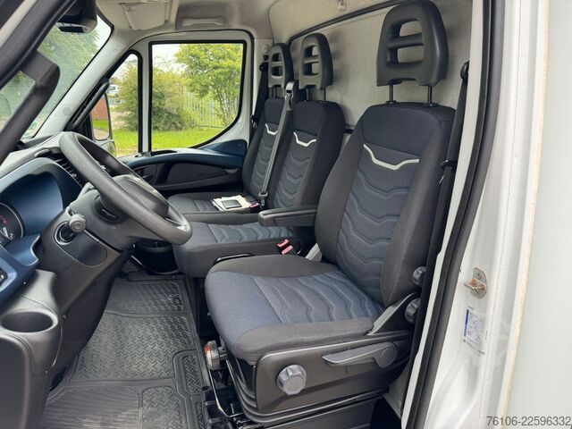 Vrachtwagen met bakwagen IVECO Daily 72C18 Hi Matic Koffer mit Ladebordwand