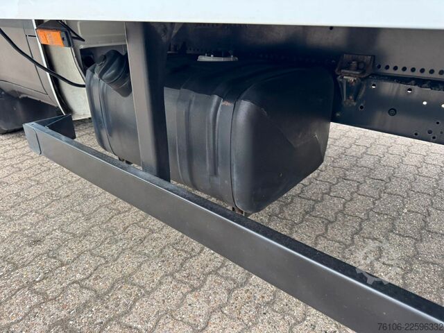 Vrachtwagen met bakwagen IVECO Daily 72C18 Hi Matic Koffer mit Ladebordwand