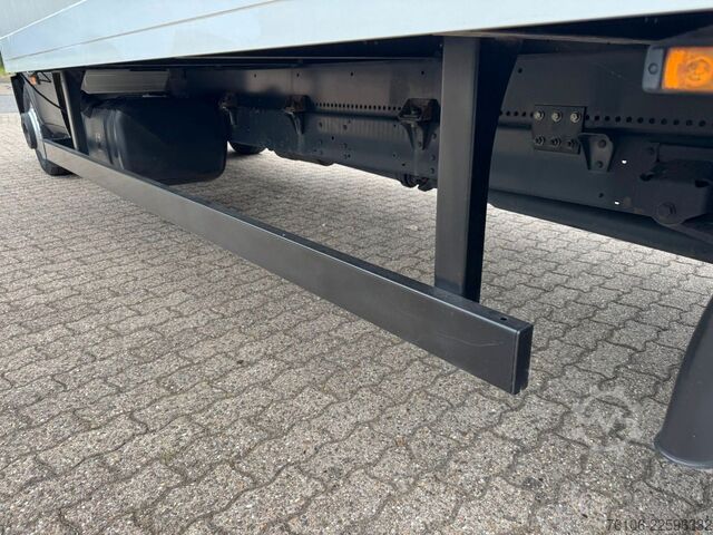 Vrachtwagen met bakwagen IVECO Daily 72C18 Hi Matic Koffer mit Ladebordwand