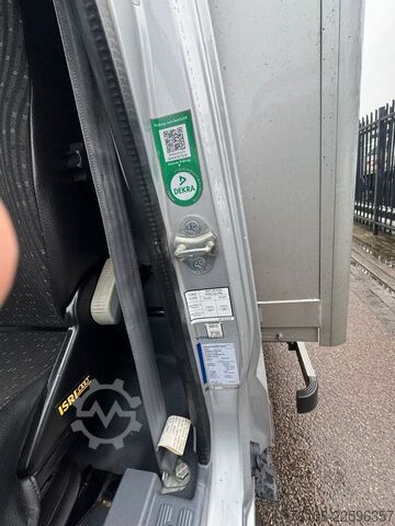 Fourgon tôlé FUSO Canter 7C18 Koffer mit Ladebordwand *Klima*
