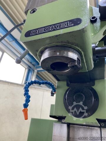 CNC freesmachine, conventionele werktuigenfreesmachine met handwielen en baanbesturing GRUNDIG Contu DECKEL FP 4 MA