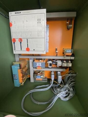 CNC freesmachine, conventionele werktuigenfreesmachine met handwielen en baanbesturing GRUNDIG Contu DECKEL FP 4 MA