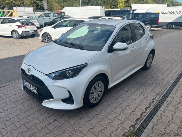 Furgão TOYOTA Yaris Basis /  12x Fahrzeuge verfügbar