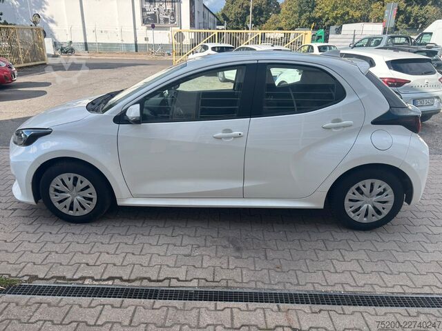 Furgão TOYOTA Yaris Basis /  12x Fahrzeuge verfügbar