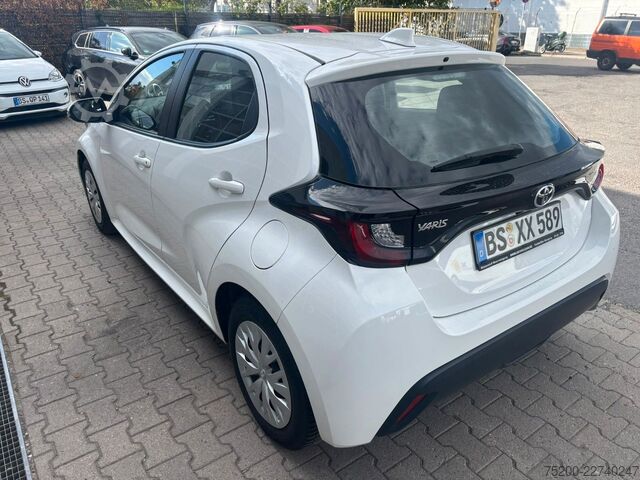 Furgão TOYOTA Yaris Basis /  12x Fahrzeuge verfügbar