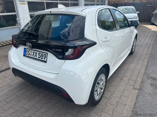 Furgão TOYOTA Yaris Basis /  12x Fahrzeuge verfügbar