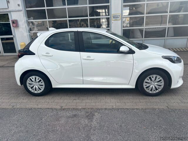 Furgão TOYOTA Yaris Basis /  12x Fahrzeuge verfügbar