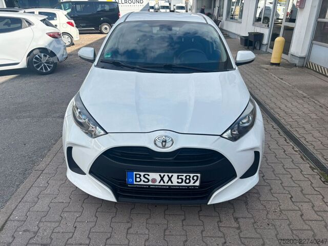 Furgão TOYOTA Yaris Basis /  12x Fahrzeuge verfügbar