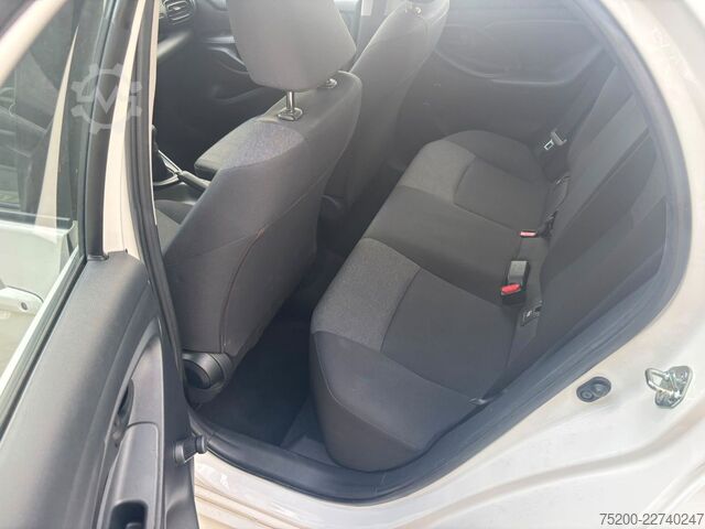Furgão TOYOTA Yaris Basis /  12x Fahrzeuge verfügbar