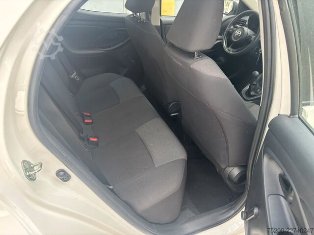 Furgão TOYOTA Yaris Basis /  12x Fahrzeuge verfügbar