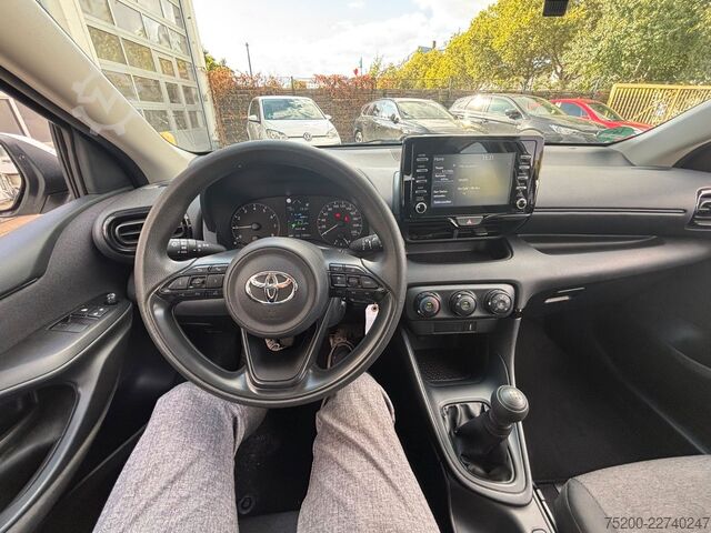 Furgão TOYOTA Yaris Basis /  12x Fahrzeuge verfügbar
