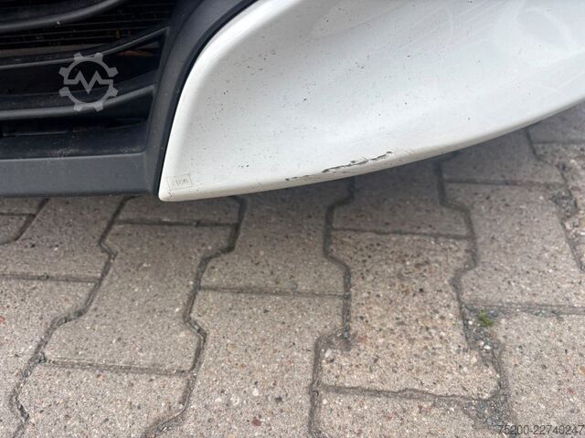 Furgão TOYOTA Yaris Basis /  12x Fahrzeuge verfügbar