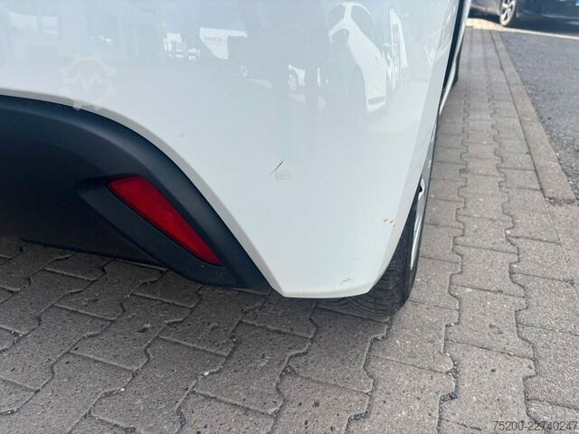 Furgão TOYOTA Yaris Basis /  12x Fahrzeuge verfügbar