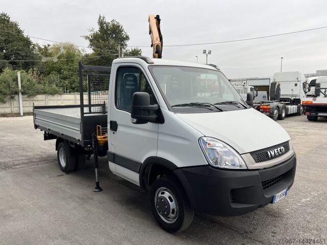 Nyitott emelvény daruval Iveco Daily 35c11