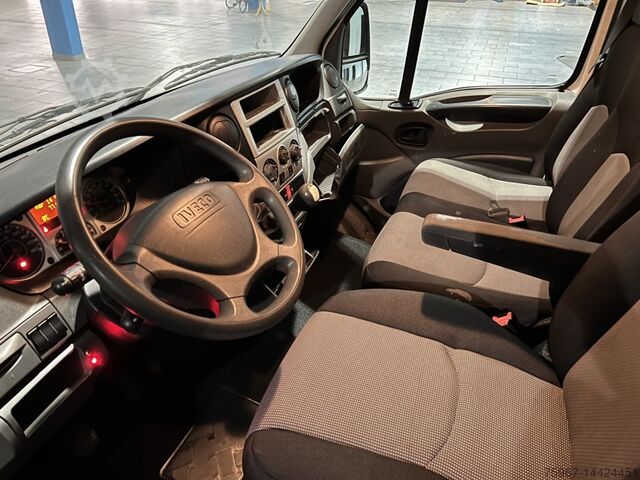Nyitott emelvény daruval Iveco Daily 35c11