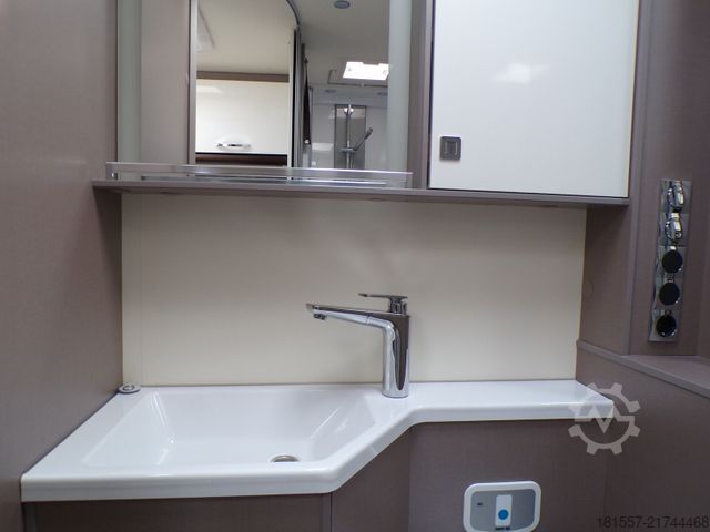 Halvintegreret autocamper BÜRSTNER Lyseo TD 684 G Harmony Line, SAT/TV, Markise