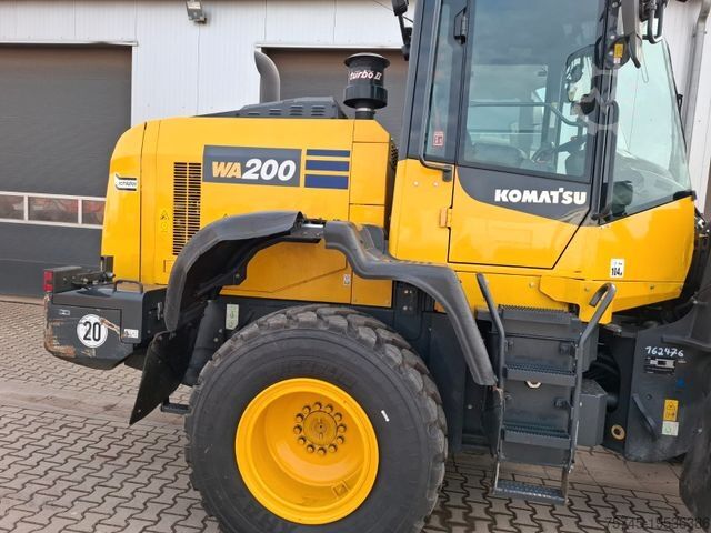Wiellader KOMATSU WA200 * WENIG BELASTET * TOP * NEUE REIFEN