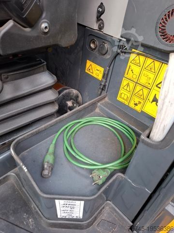 Wiellader KOMATSU WA200 * WENIG BELASTET * TOP * NEUE REIFEN