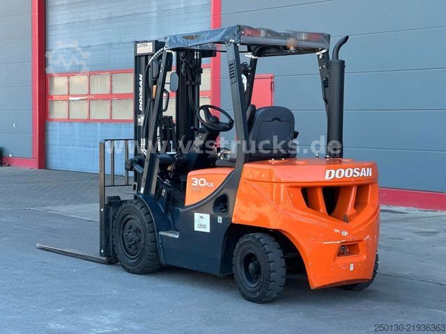 Frontstapler DOOSAN D30 GP / 34kW / Seitenhub /4,71m Hub./ken