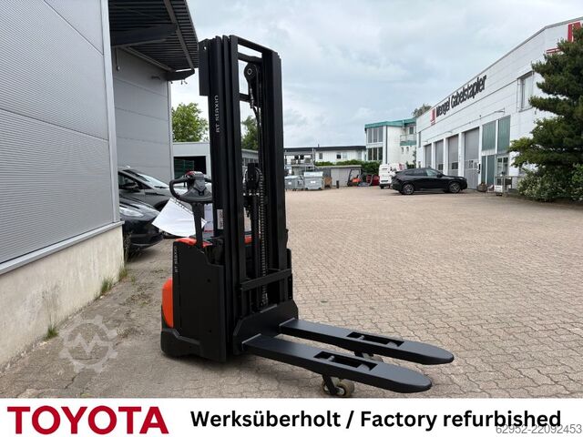 Handmatige stapelaar Toyota SWE 120 L /Akku neu!