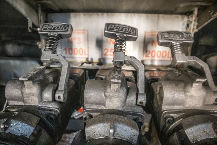 Tankwagen RENAULT 180 DCI+5500L/3COMP LAMES