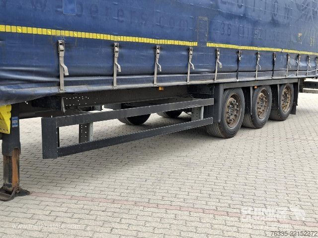 Nyitott ponyvás félpótkocsi Schmitz Cargobull Curtainsider Mega