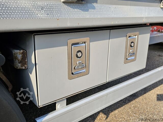 Plateau de chargement Fynkar K324T / 3 AXLE / TWIST-LOCKS / 2 X LIFT AXLE