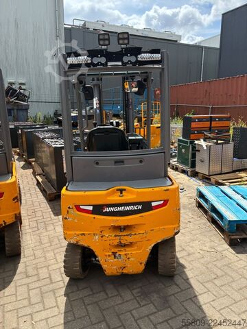 Carrello elevatore elettrico a 4 ruote Jungheinrich EFG320
