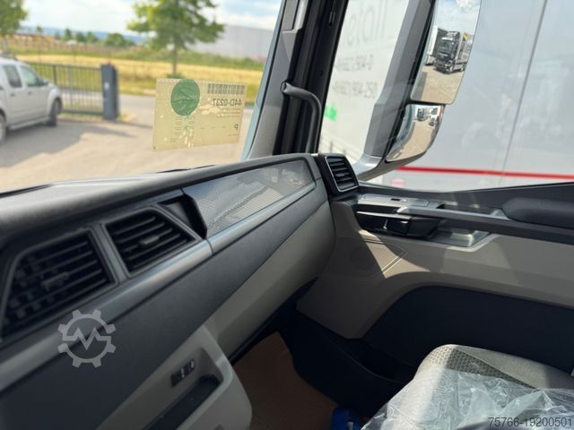 Camion cu platformă și prelată MAN TGM 26.320 L / LBW / LENKACHSE / 22 PAL
