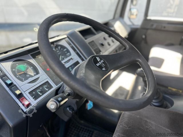 Curtain sider van MAN 8.163 Pritche Plane LBW