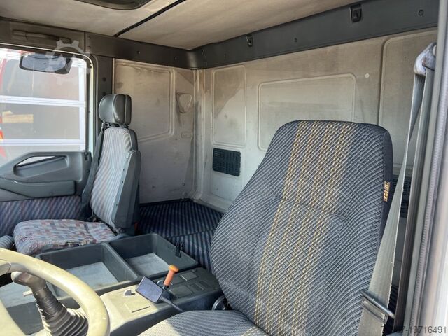 Wywrotka trójstronna z dźwigiem Iveco Eurotech 260e42