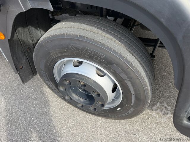 Samochód ciężarowy typu furgon Iveco EUROCARGO 120-220