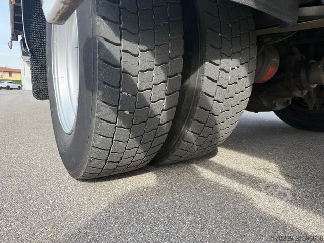 Samochód ciężarowy typu furgon Iveco EUROCARGO 120-220