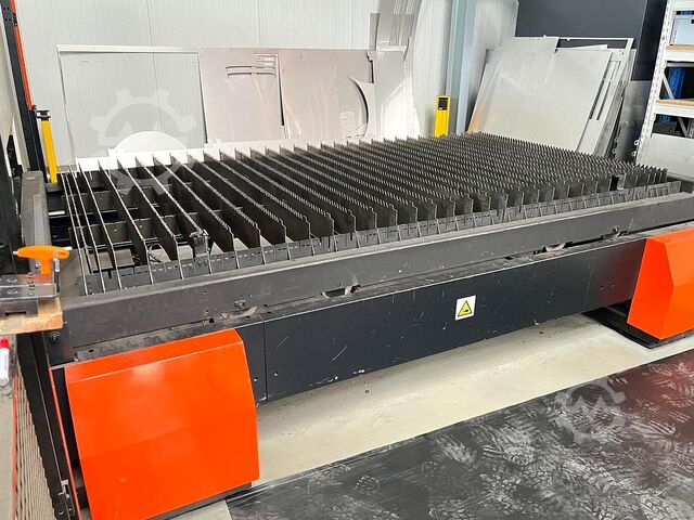 Laserschneidmaschine Großformat Mazak Optiplex Nexus 3015 Fiber 2,0 KW